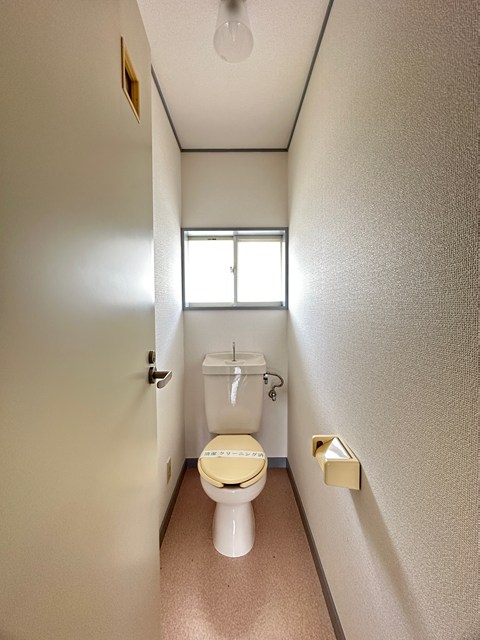 その他　2階トイレ☆窓のあるトイレで換気もOK☆嫌なニオイがこもりま