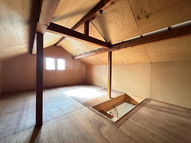 収納　2階の廊下から繋がる屋根裏収納があります☆扇風機やストーブ、