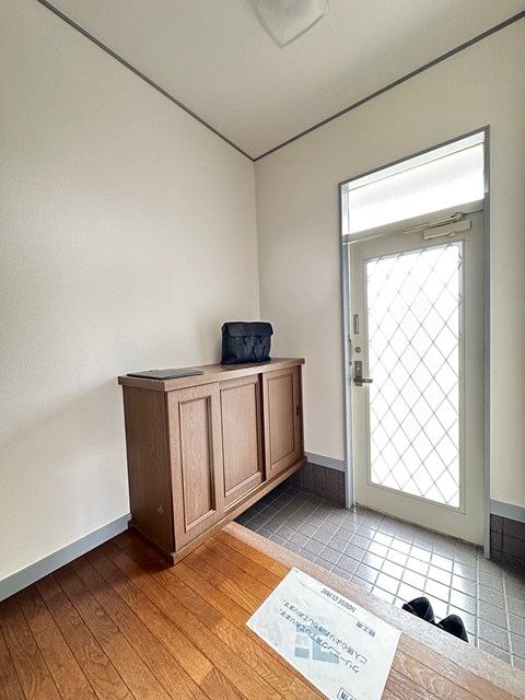 玄関　シューズボックス付きで玄関すっきり片付きます！上に写真やかわ