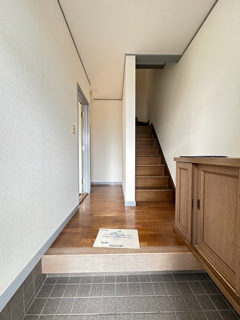 眺望　玄関から室内への景観です！正面に階段、左手にリビングダイニン
