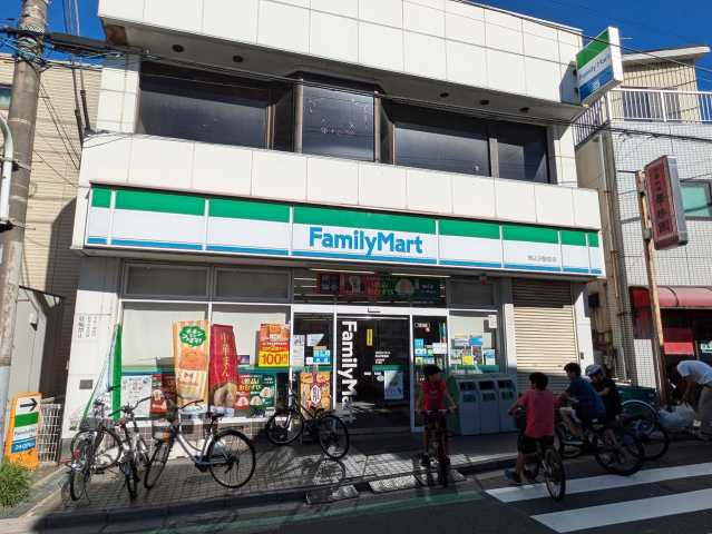 コンビニ　ファミリーマート（コンビニ）まで638m