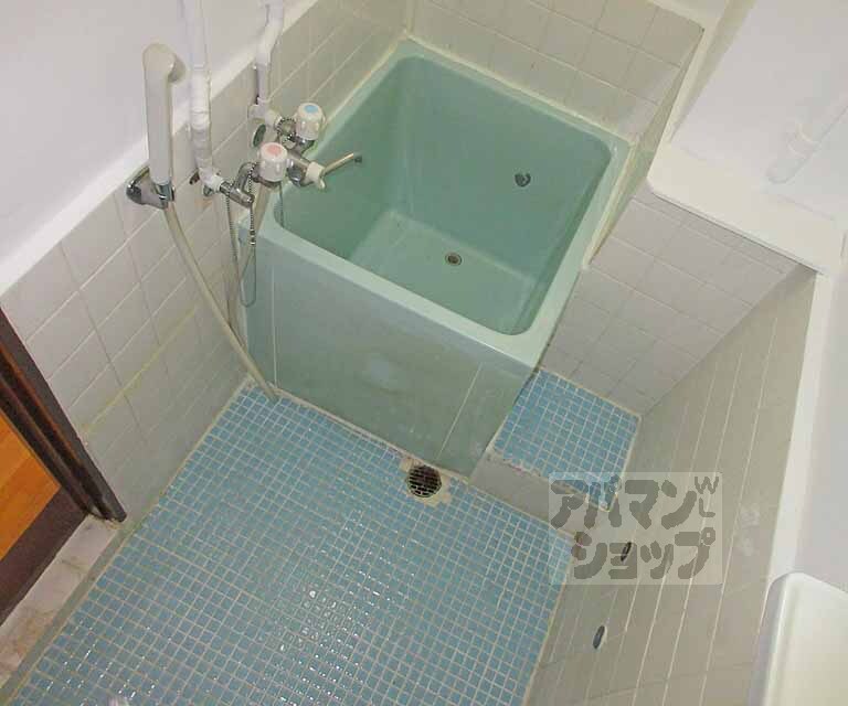 バス・シャワールーム　水色タイルのお風呂です！