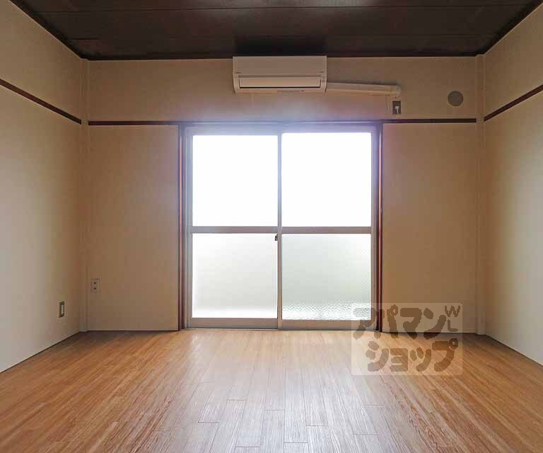 居室・リビング　とても広々とした洋室です