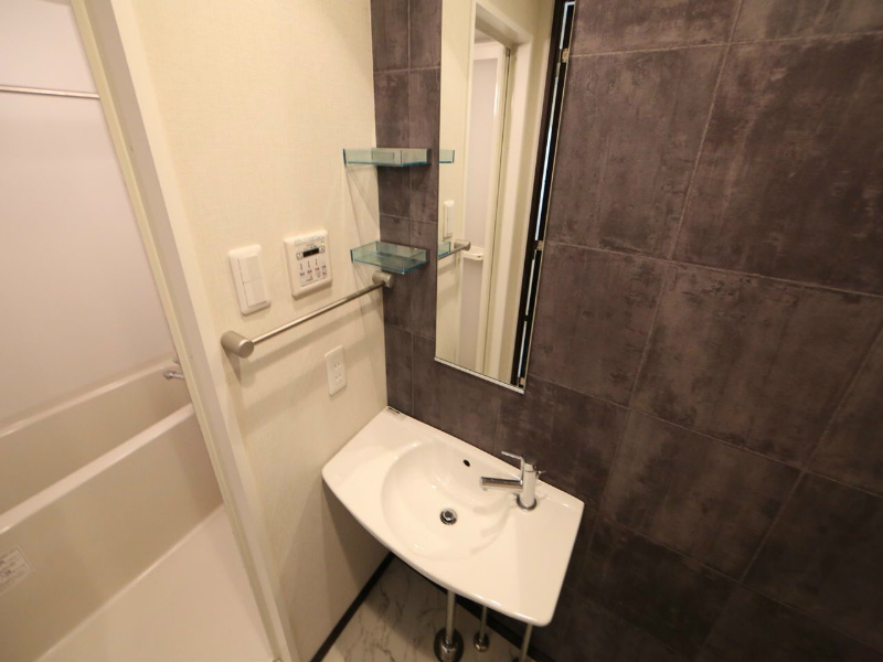 洗面設備　脱衣所　オシャレな独立洗面台付