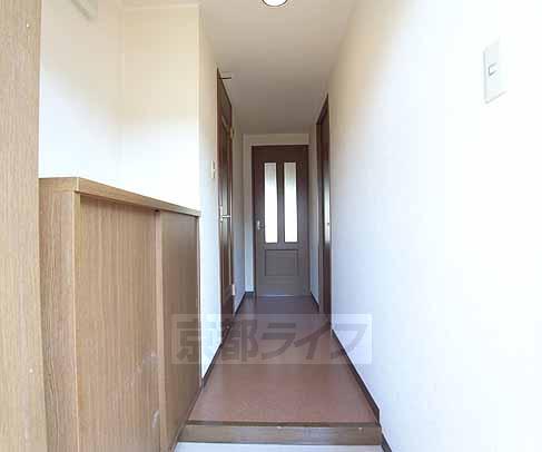 その他部屋・スペース　長い広い廊下です。