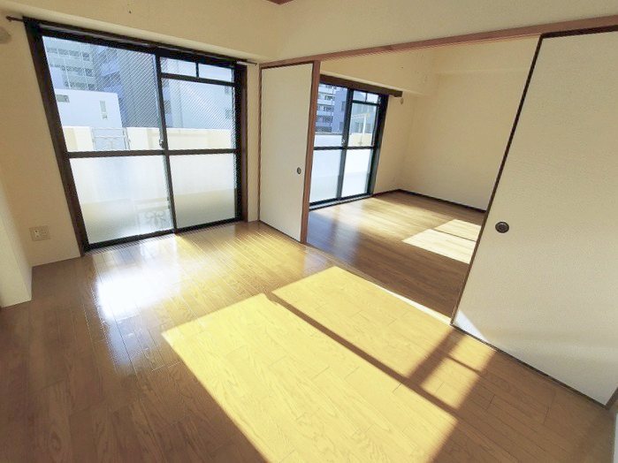 その他　２面（東・南）バルコニー面の洋室６帖　掃き出し窓　ＬＤ続き間