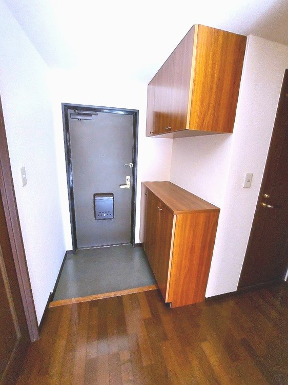 玄関　下駄箱あり