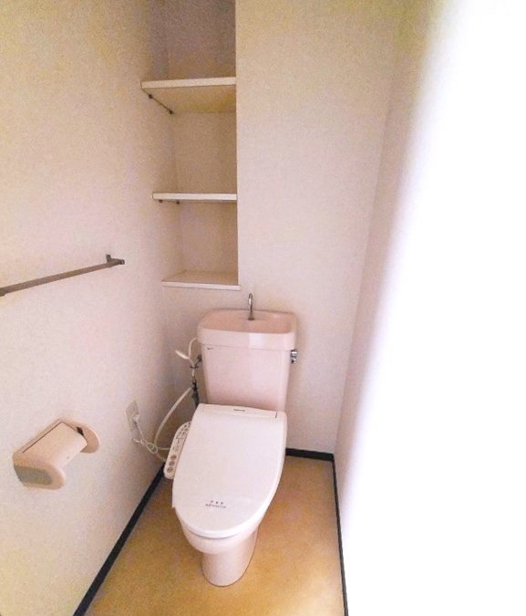 トイレ　ウォシュレット付、　何かと便利な収納あり