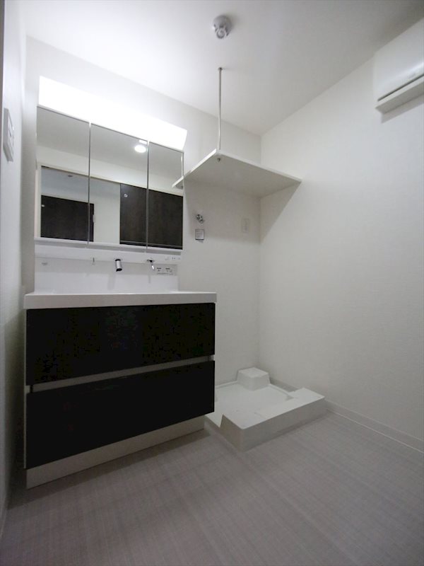 洗面設備　脱衣所　独立洗面台（シャンプードレッサー付）