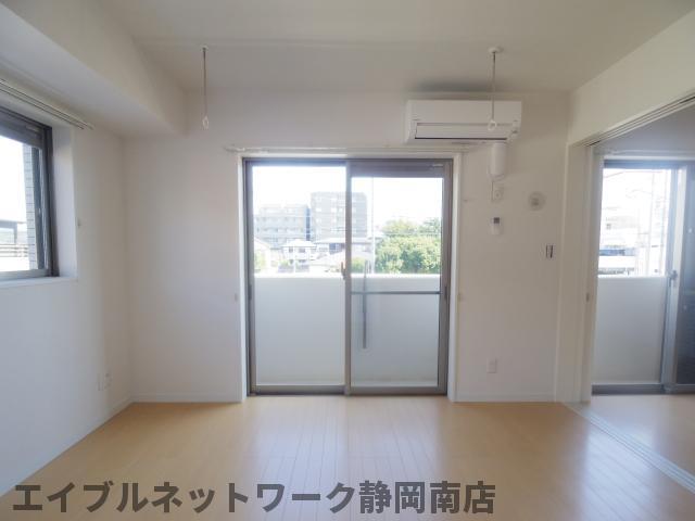 居室・リビング　居間です