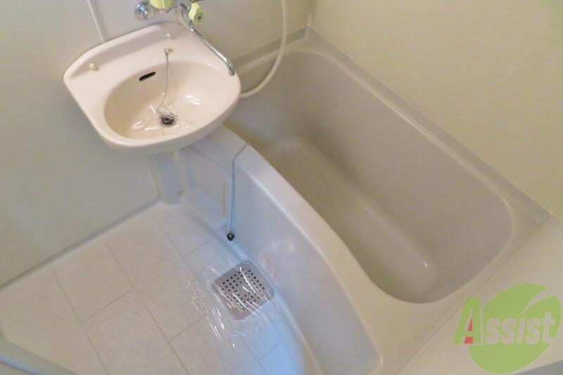 バス・シャワールーム　こちらはお風呂。一日の疲れをここで癒してください。