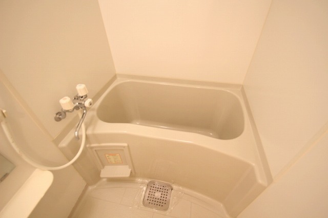 バス・シャワールーム　同物件別号室のものです。