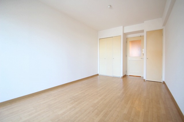 居室・リビング　同物件別号室のものです。