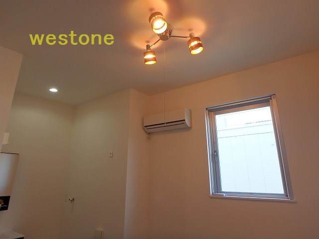 その他部屋・スペース　大きな窓があり明るいお部屋です