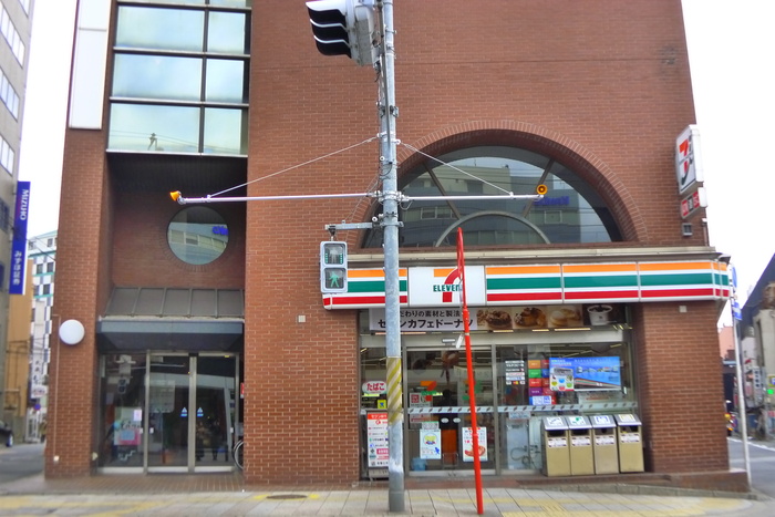 コンビニ　セブンイレブン（コンビニ）まで700m