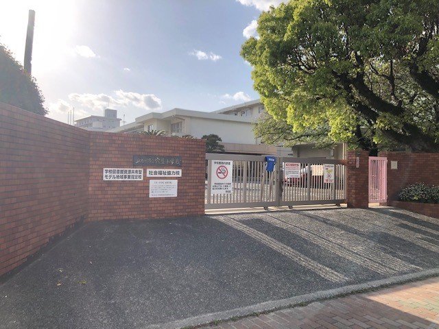 小学校　穴生小学校（小学校）まで40m