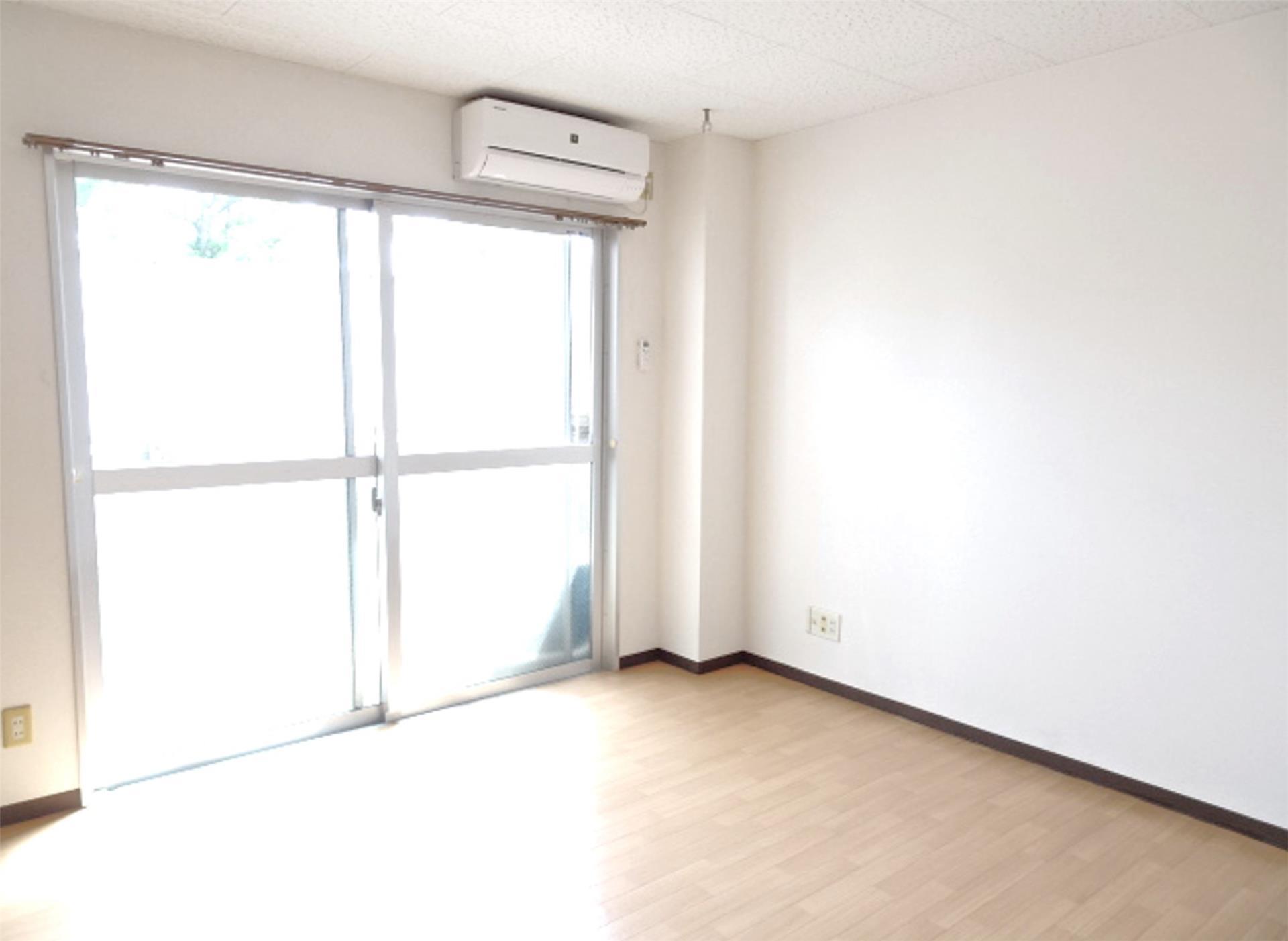 その他部屋・スペース　掃出し窓があり明るいお部屋です