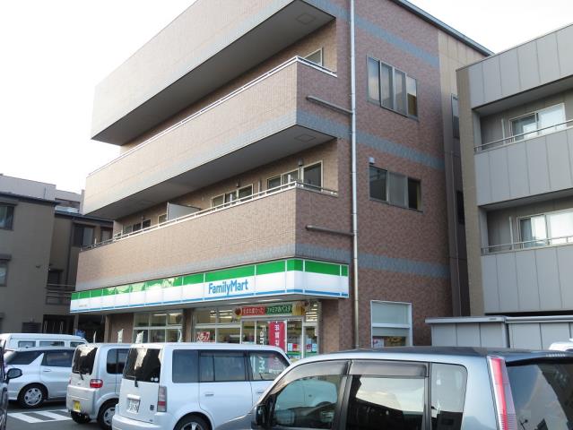 コンビニ　ファミリーマート（コンビニ）まで554m