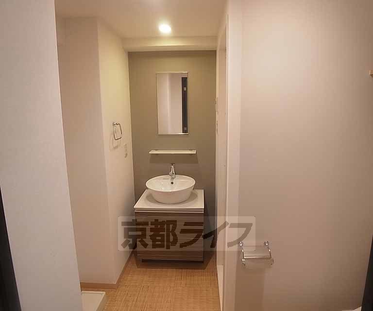 洗面設備　便利な独立洗面台です。