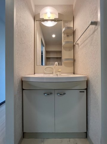 洗面設備　ゆったりとスペースのある洗面所