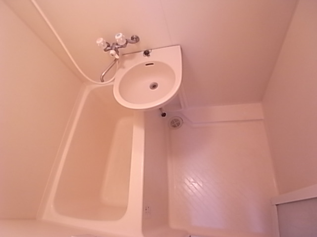 バス・シャワールーム　お風呂・トイレ別々のセパレートです