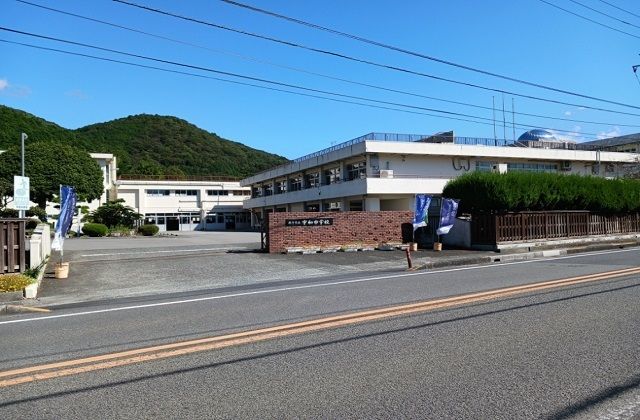 中学校　西予市立宇和中学校様（中学校）まで300m