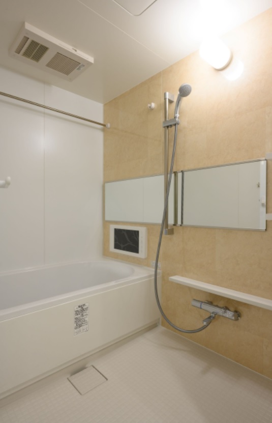 バス・シャワールーム　偶数階・奇数階によりカラーパターン異なります