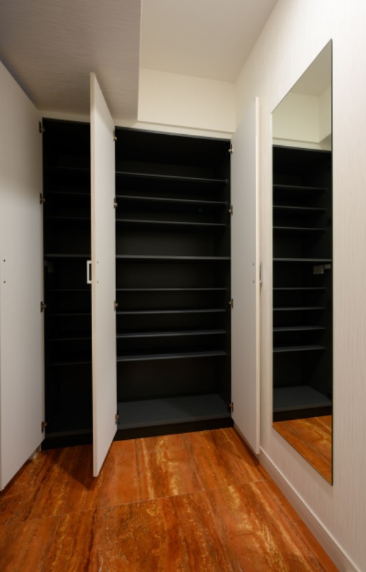 玄関　偶数階・奇数階によりカラーパターン異なります