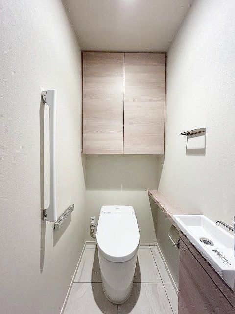 トイレ　トイレ　洗浄保温便座　手洗いカウンター・吊戸棚