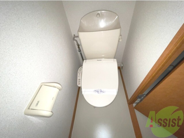 トイレ　温水洗浄便座なので快適に使用できそうですね。