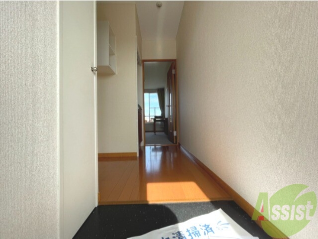 玄関　玄関から撮影しました。敷居が高くなくて安心ですね。