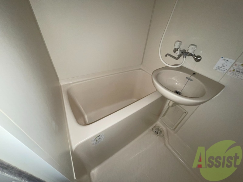 バス・シャワールーム　バスルームはこちらです。一人暮らしにはちょうどいいですね