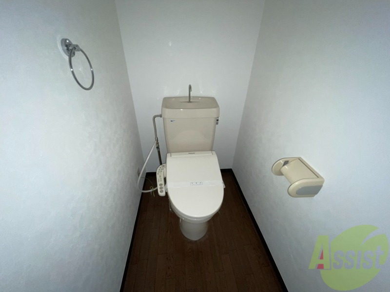 トイレ　温水洗浄便座なので快適に使用できそうですね。
