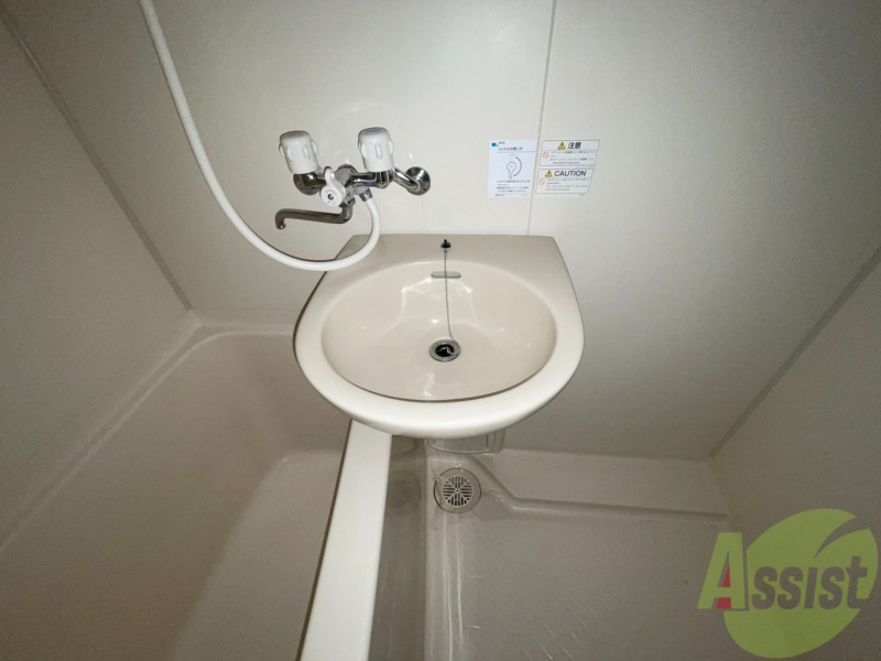 洗面設備　洗面台はバスルームの横に付いていました。