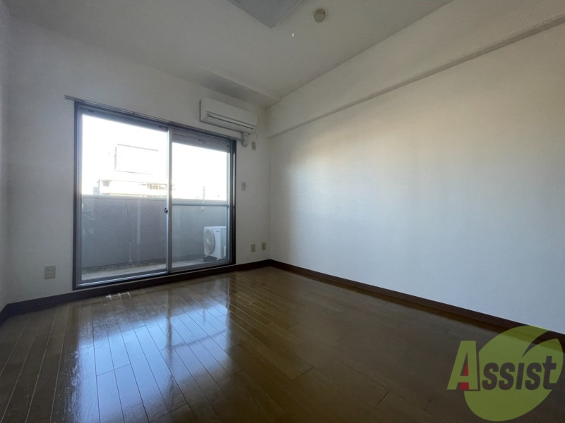 居室・リビング　リビングは、広々していて陽当たりもよさそうですね。