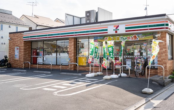 コンビニ　セブンイレブン（コンビニ）まで688m