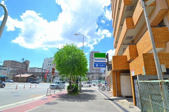 コンビニ　ファミリーマート　西宮原二丁目（コンビニ）まで737m