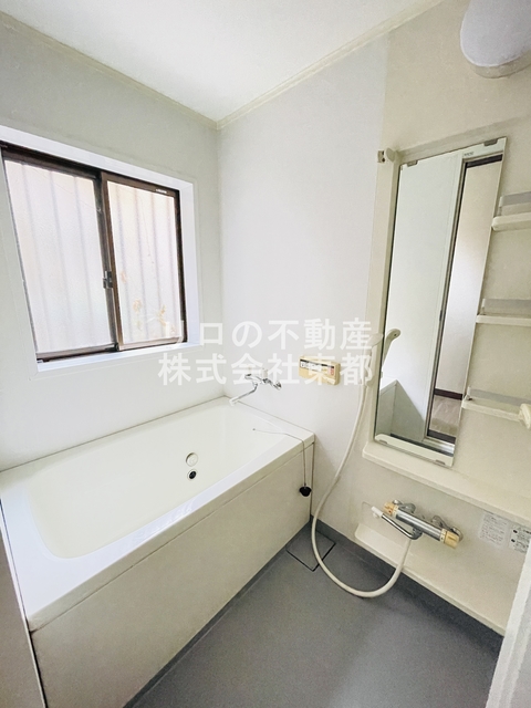 バス・シャワールーム　窓付きのバスルーム♪換気もできて気持ちいいですね♪