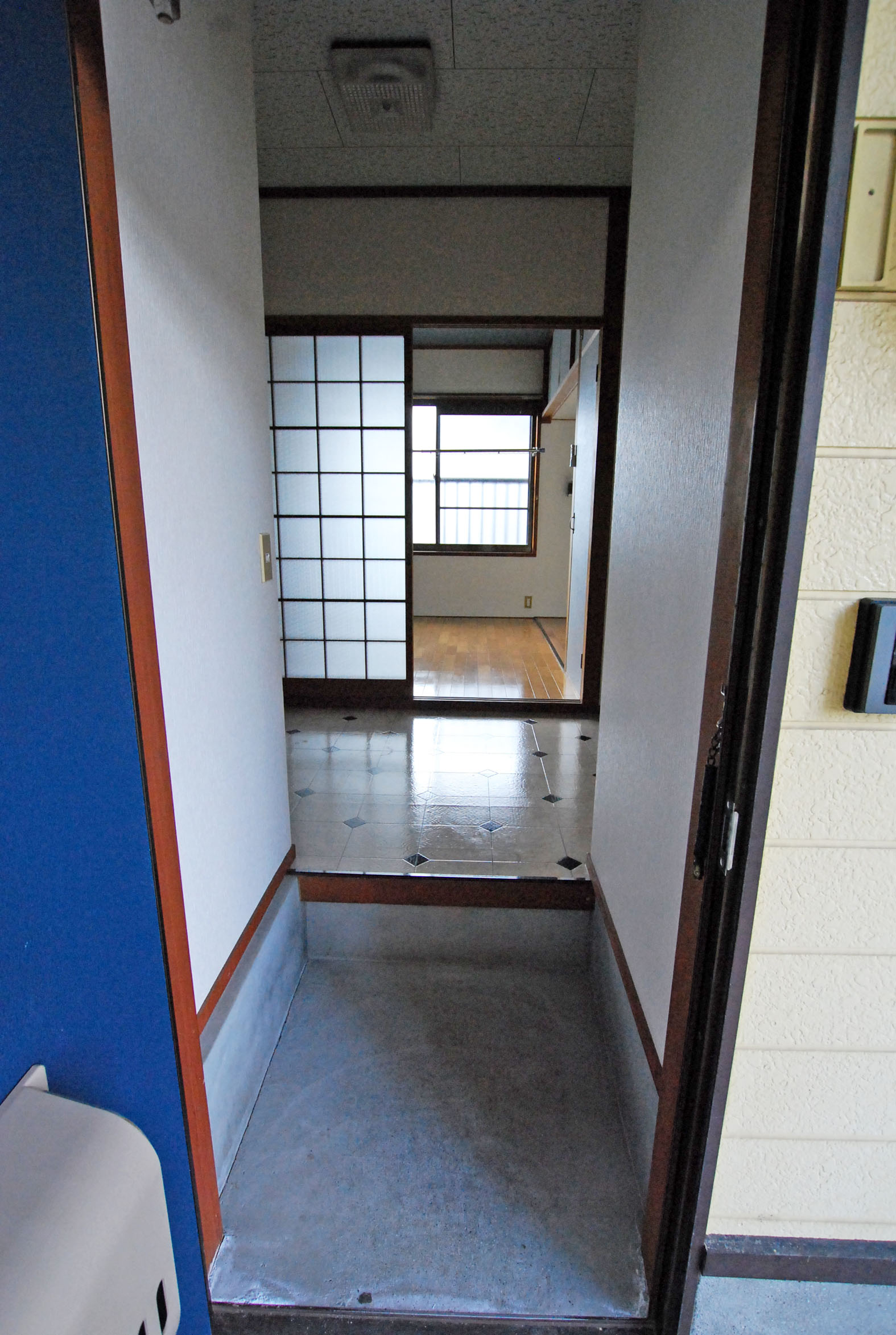 玄関　外から玄関を見たところ