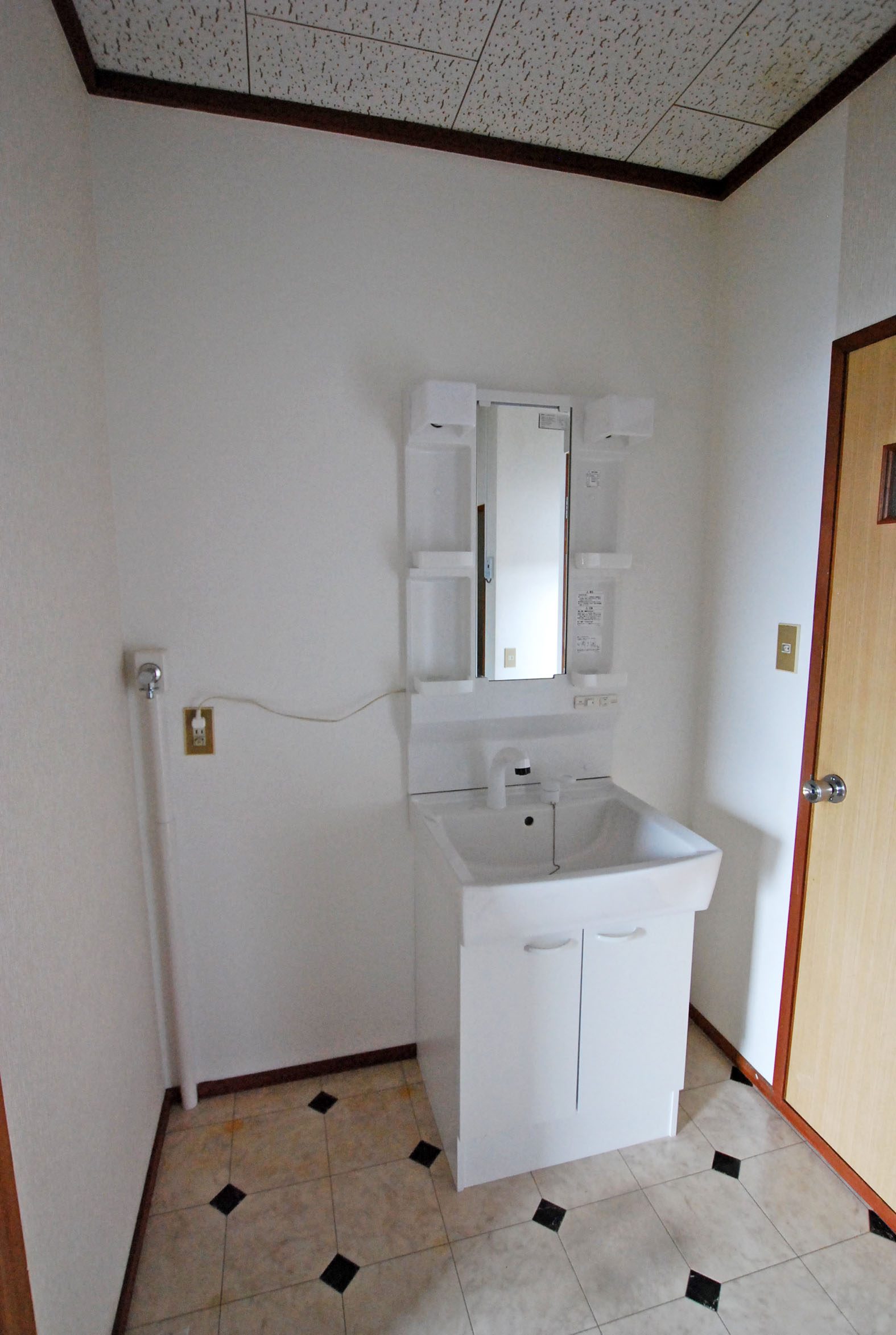 洗面設備　洗髪洗面化粧台　隣が洗濯機置き場です