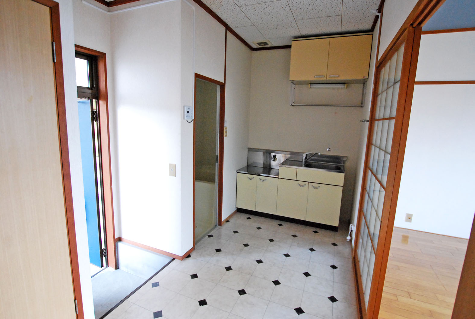 その他　玄関から洋室へ入る動線