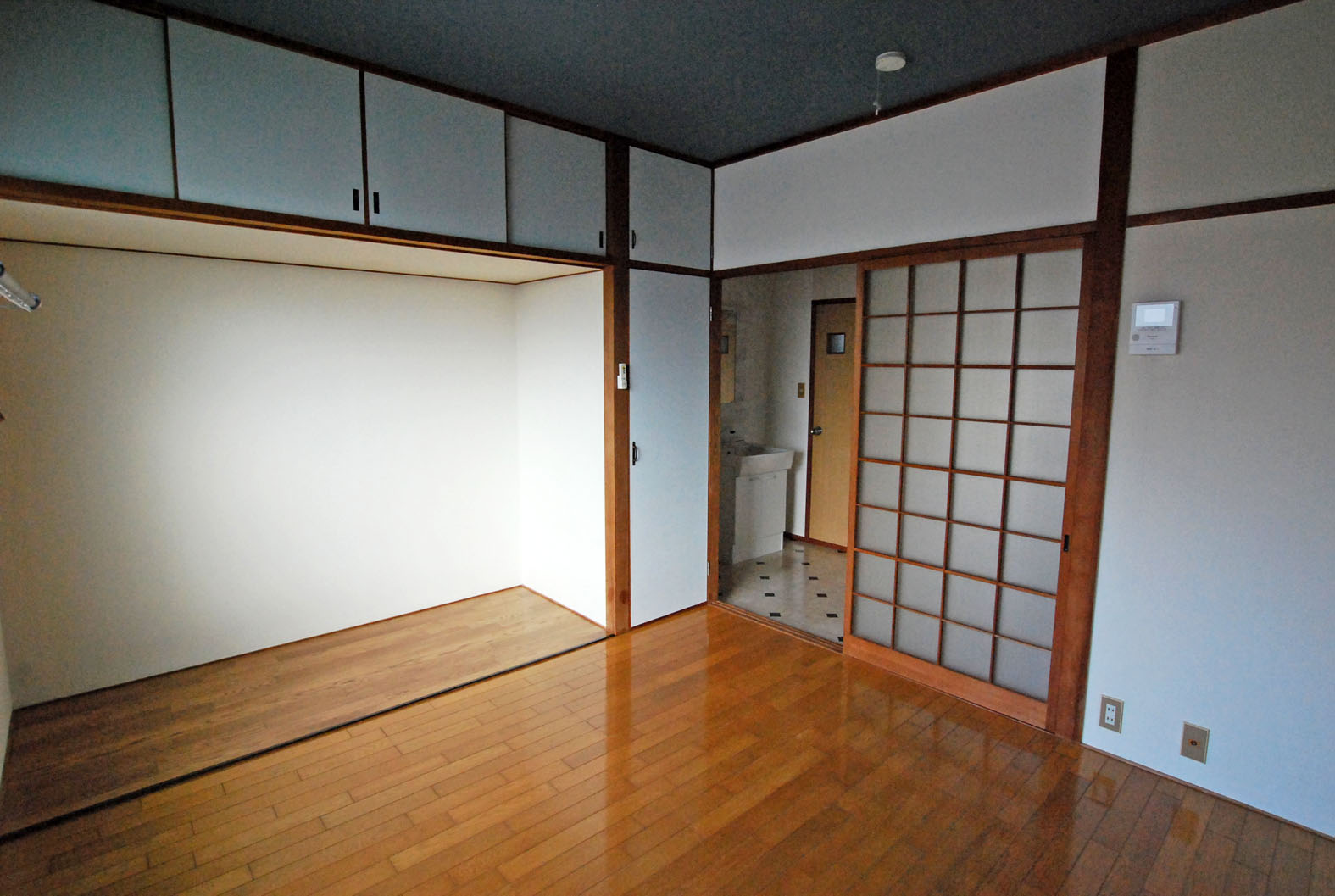 居室・リビング　窓側から室内を見たところ