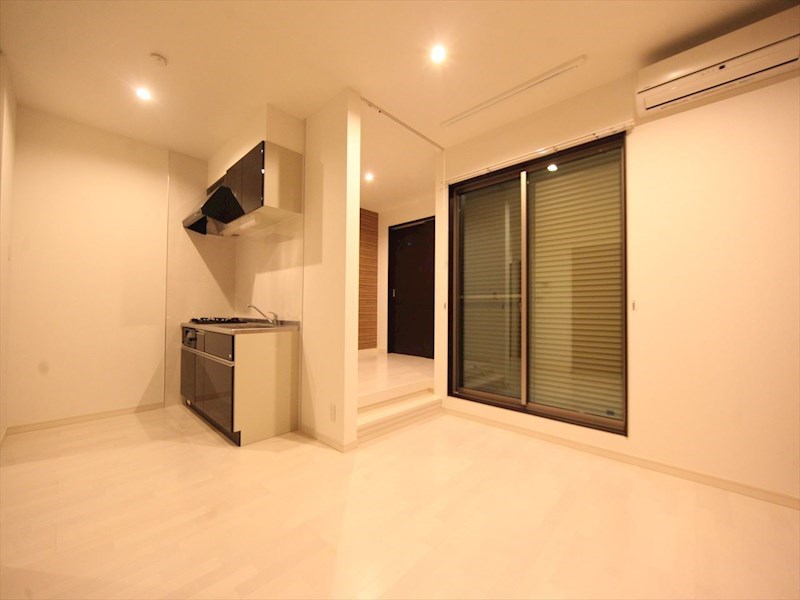 居室・リビング　ＬＤＫ8.7帖　システムキッチン　エアコン完備　バルコニー