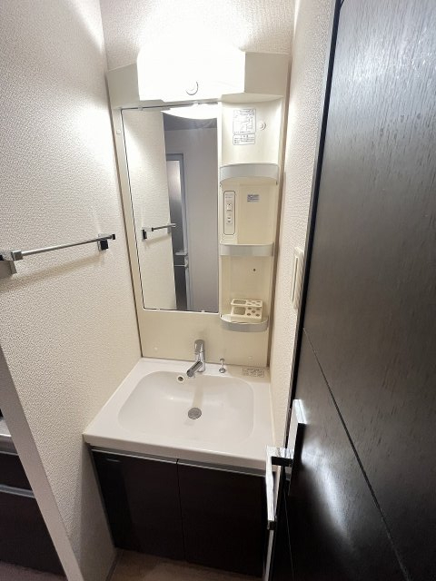 洗面設備　明るい洗面所です