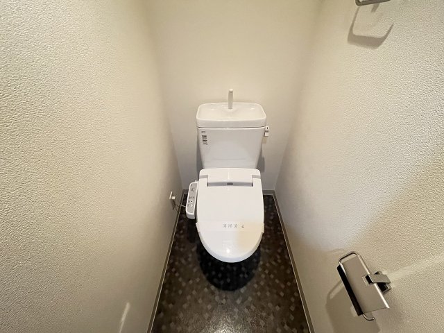 トイレ　落ち着いた色調のトイレです