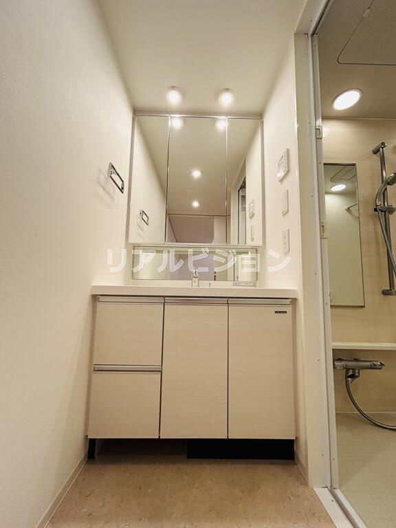 洗面設備　三面鏡有