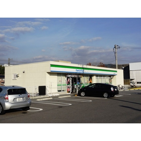 コンビニ　ファミリーマート八木二丁目店（コンビニ）まで631m