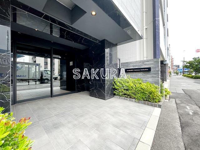 エントランス　重厚感のある建物デザイン♪