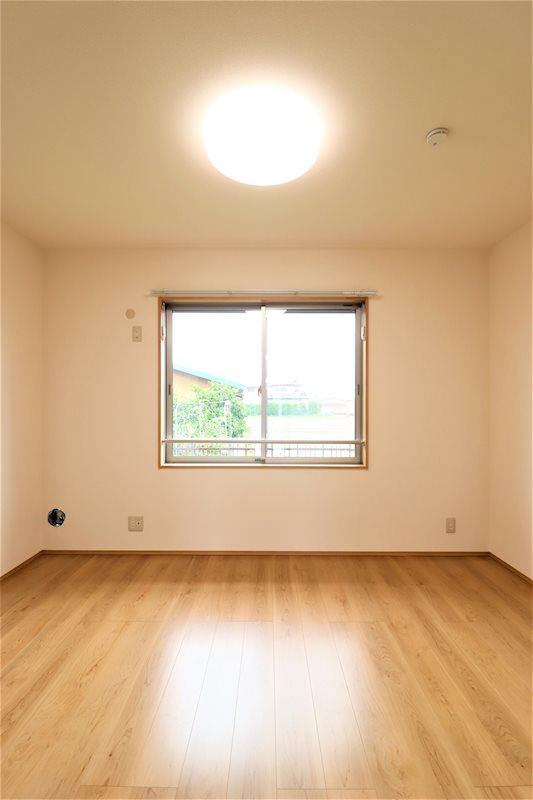 居室・リビング　大きな開口部が特徴的な約6帖の居室です。