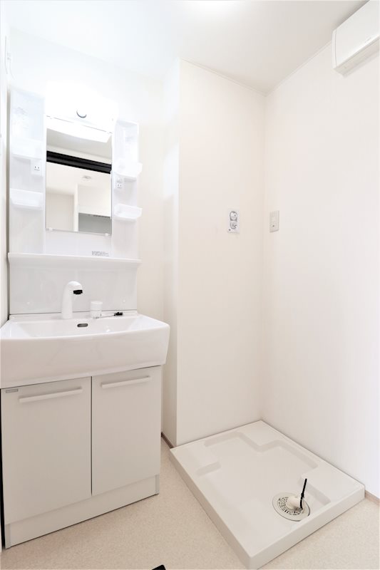 洗面設備　独立洗面化粧台と洗濯用防水パンを設置。